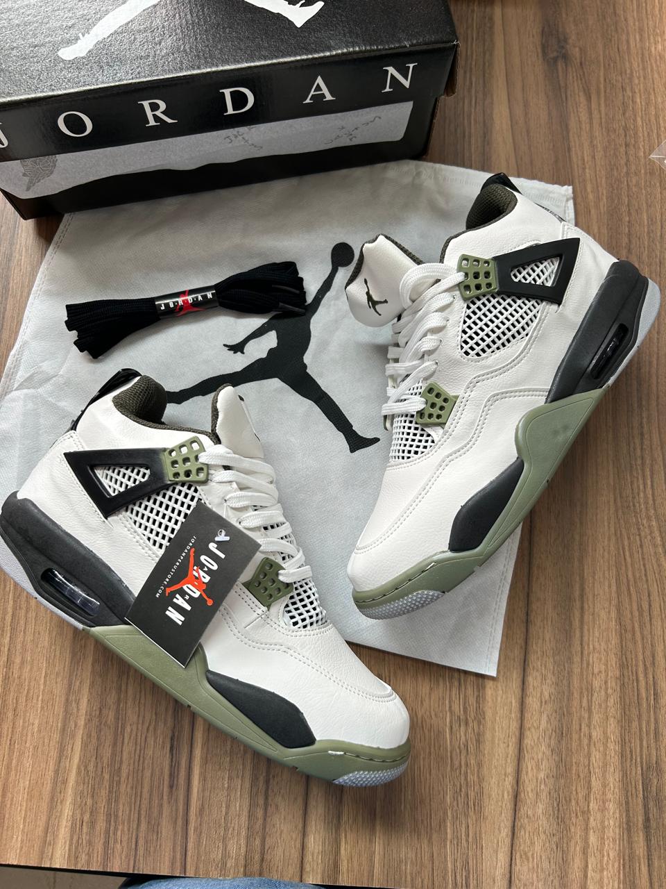 NIKE JORDAN RETRO 4