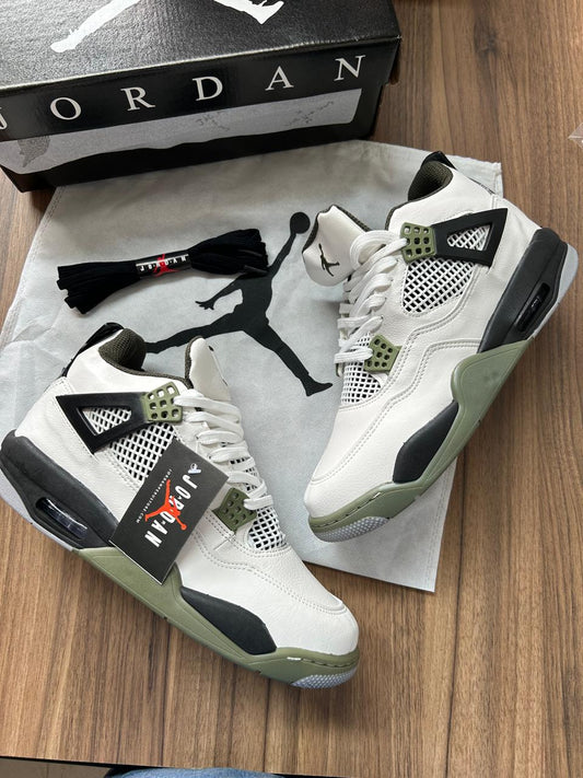 NIKE JORDAN RETRO 4