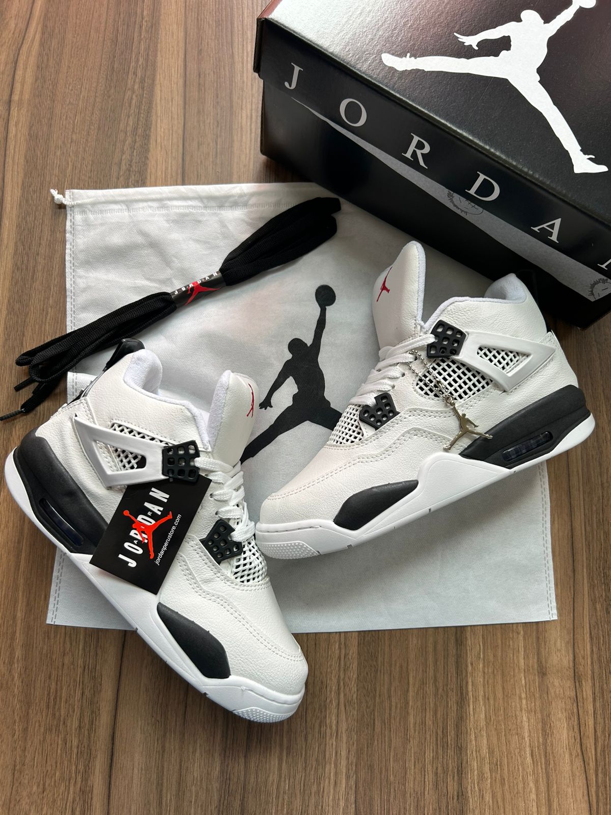 NIKE JORDAN RETRO 4