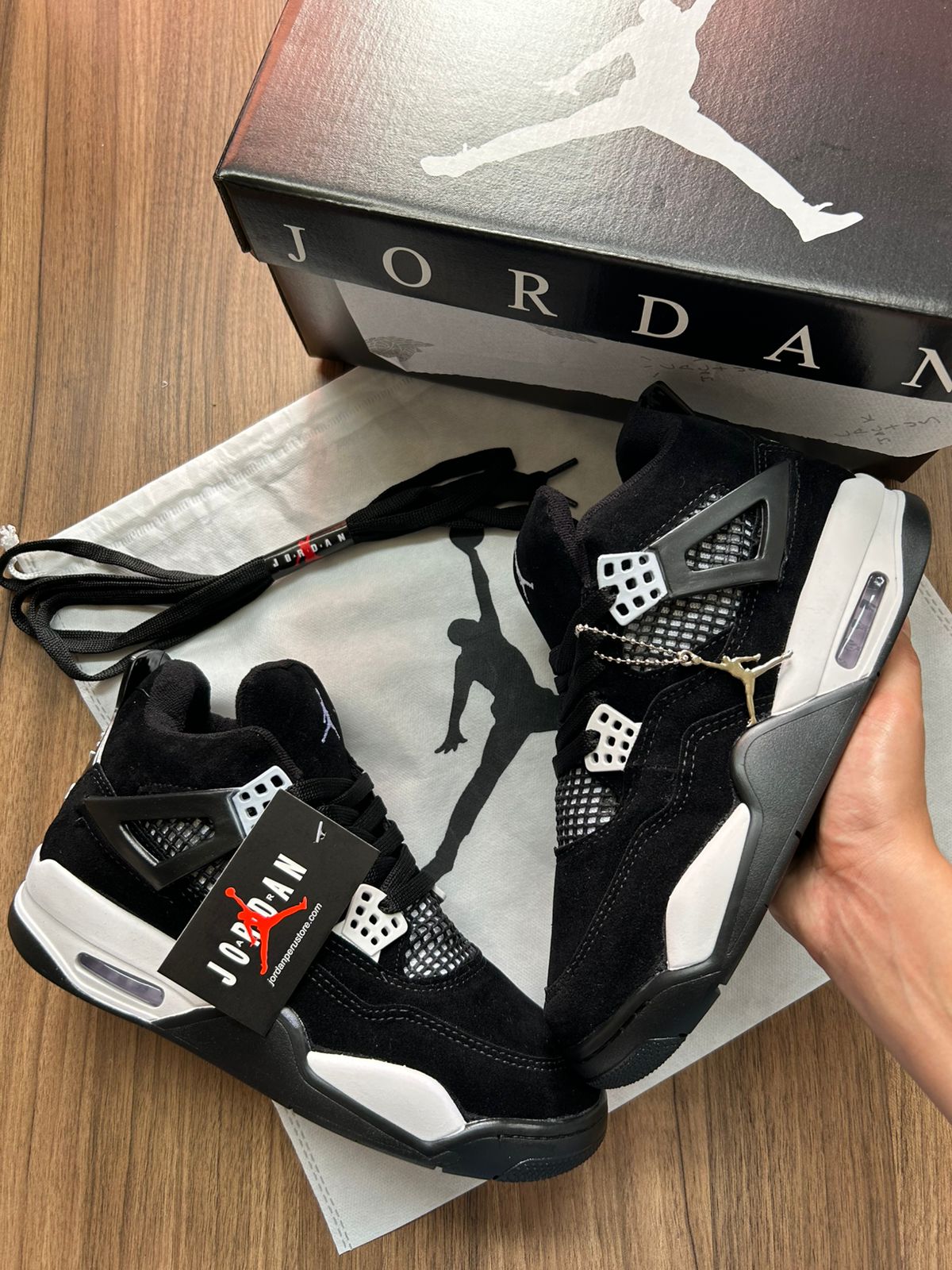 NIKE JORDAN RETRO 4